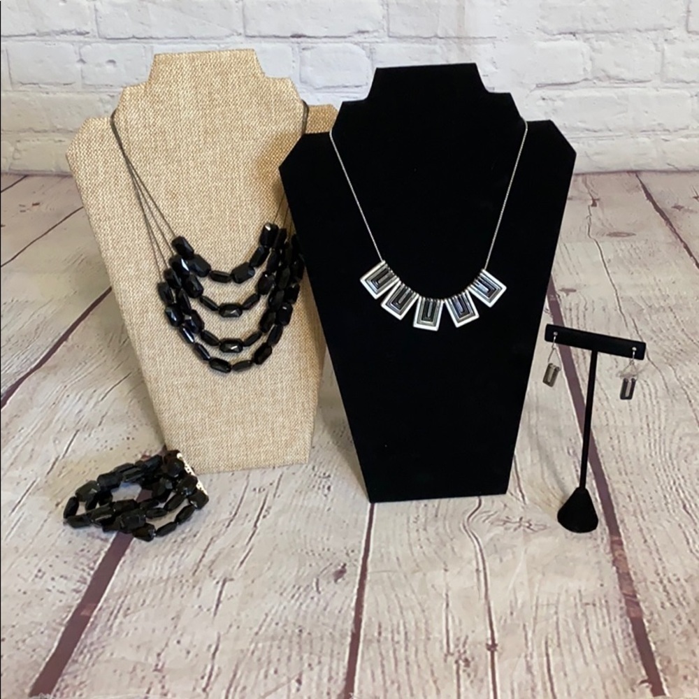𝅺2 sets of consume jewelry